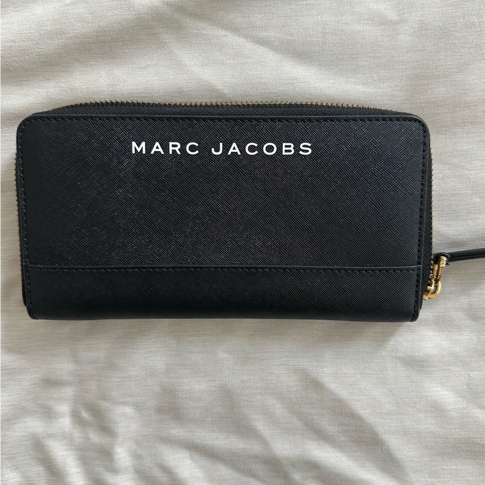 Marc Jacobs Elegant Black Zip Wallet